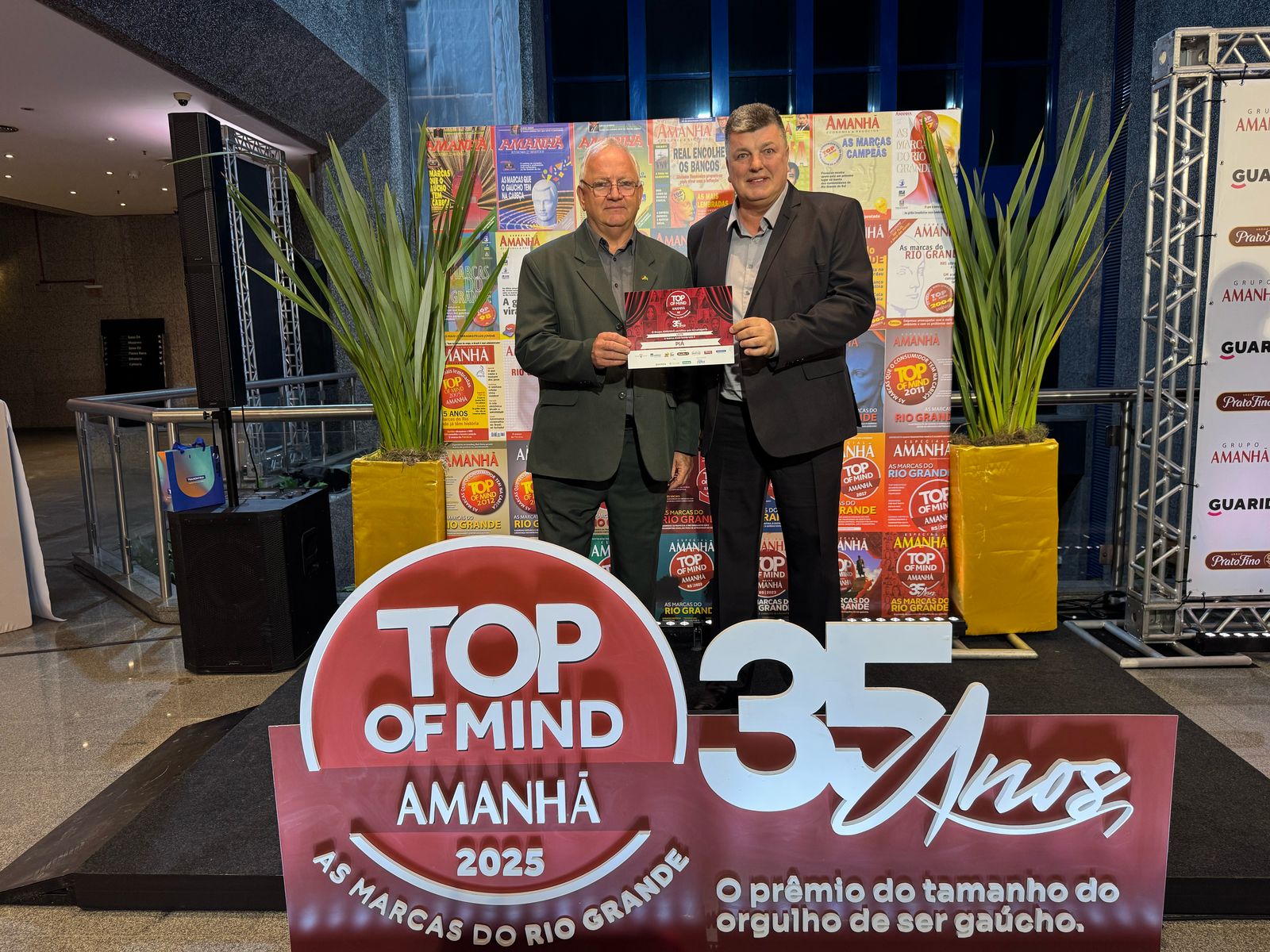 Entrea da premiação para a Cooperativa Piá