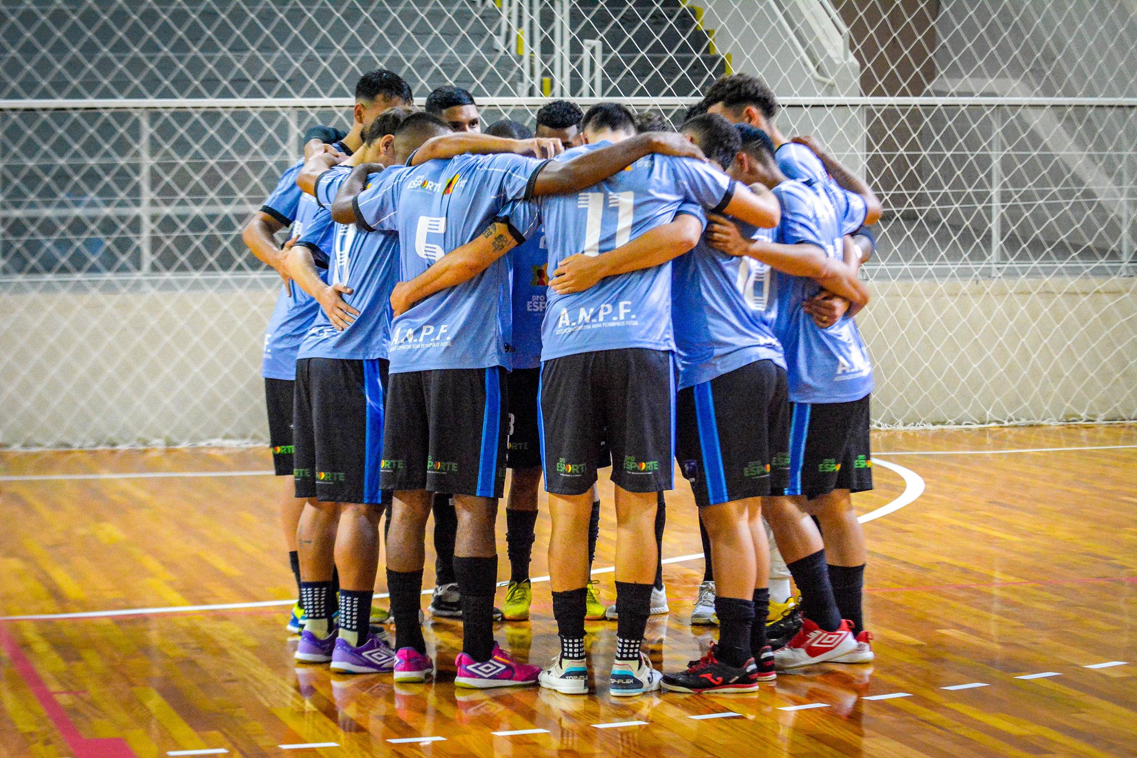 Jogadores do ANPF/LYON disputam partida intensa contra Independente pela Série Ouro de Futsal