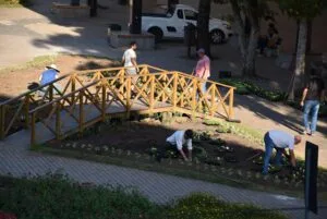Equipe realiza melhorias nos jardins da Praça das Flores, em Nova Petrópolis, garantindo mais eficiência no paisagismo
