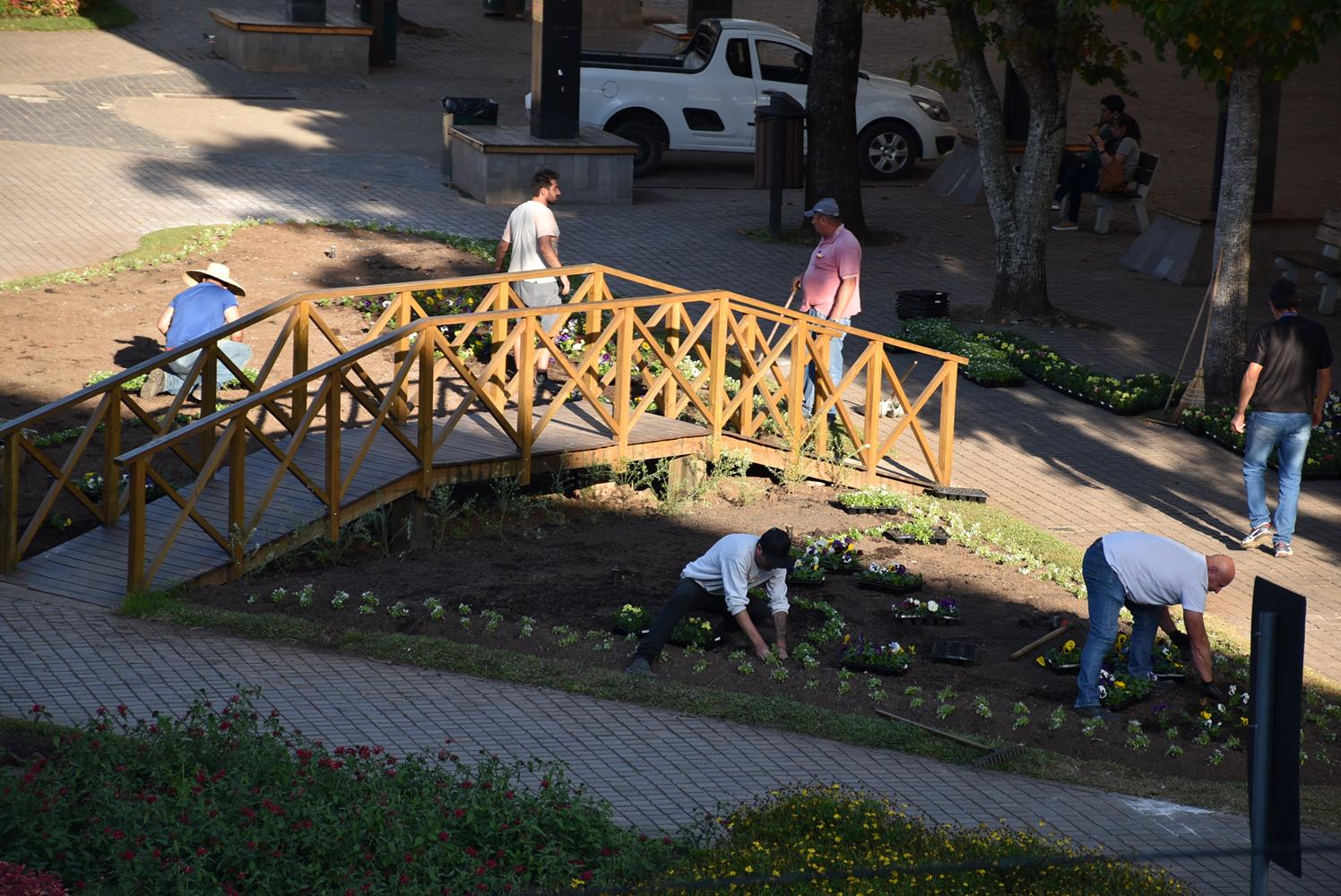 Equipe realiza melhorias nos jardins da Praça das Flores, em Nova Petrópolis, garantindo mais eficiência no paisagismo