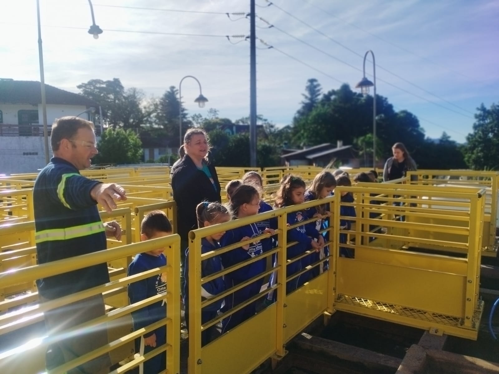 Estudantes participam de visita técnica na Estação de Tratamento de Água em Nova Petrópolis, aprendendo sobre captação e potabilidade.