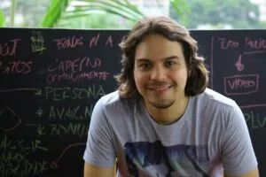Público acompanha palestra de Murilo Gun sobre criatividade e reinvenção no cooperativismo, promovida pela Sicredi Pioneira em Nova Petrópolis