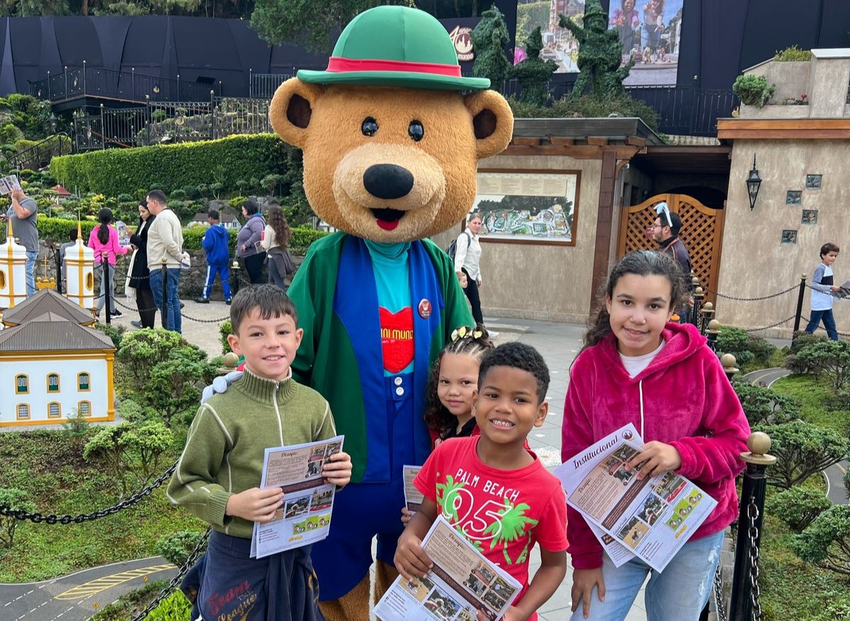 Crianças e adolescentes participam de atividade especial no Mini Mundo em Gramado, promovida pelo SCFV de Nova Petrópolis