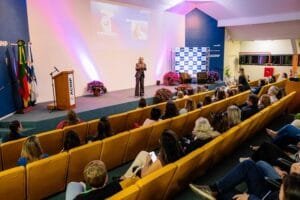 Jornalista Carla Fachin compartilha sua trajetória e inspira o público no ACINP Talks em Nova Petrópolis