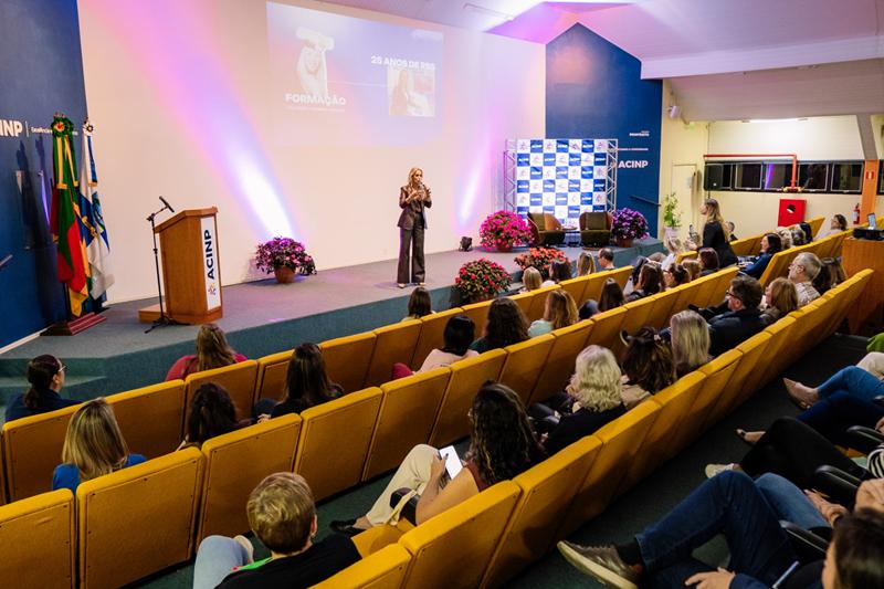 Jornalista Carla Fachin compartilha sua trajetória e inspira o público no ACINP Talks em Nova Petrópolis