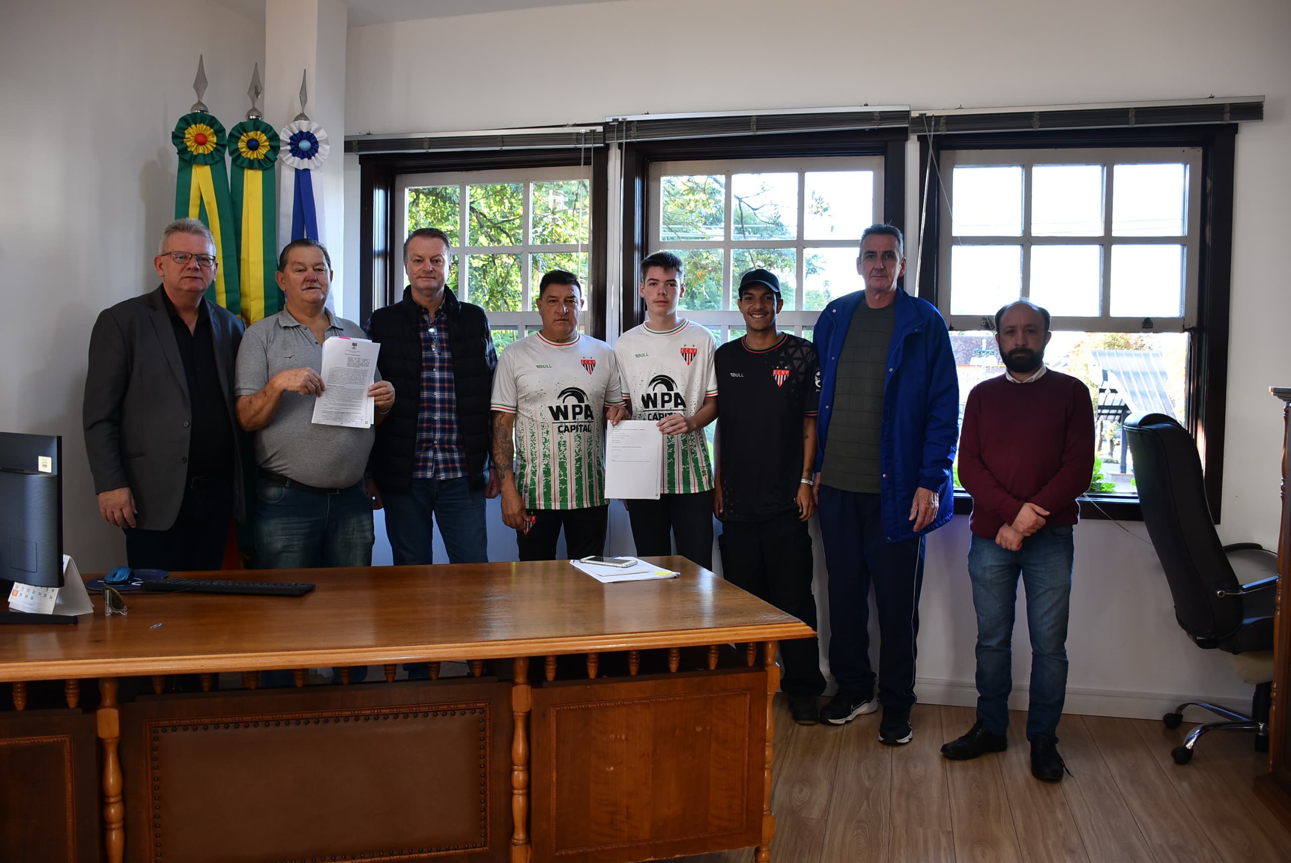 Autoridades e representantes do Esporte Clube Nova Petrópolis celebram parceria para incentivar o futebol de base no município