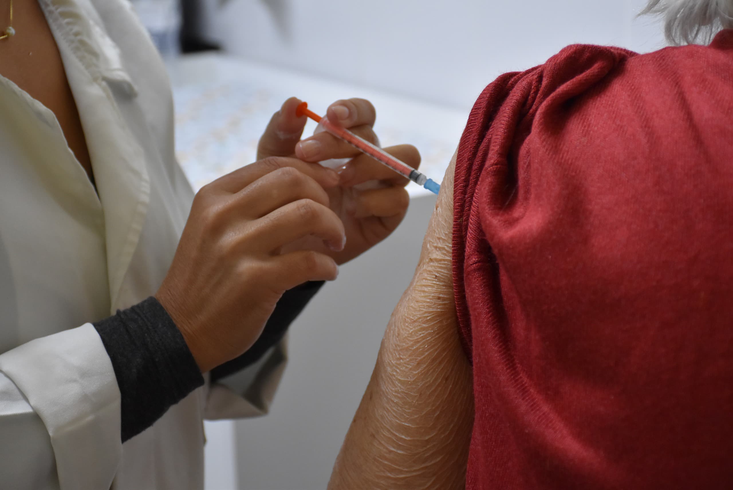 Profissionais da saúde aplicam vacina contra Influenza em Nova Petrópolis, garantindo proteção à população