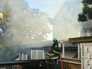 01-300x227 Fogo atinge depósito de casa em Nova Petrópolis e mobiliza 15 bombeiros nesta sexta-feira