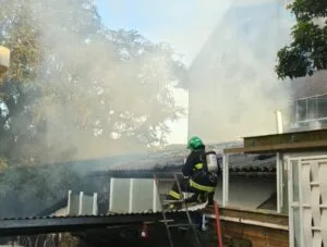 01-300x227 Fogo atinge depósito de casa em Nova Petrópolis e mobiliza 15 bombeiros nesta sexta-feira