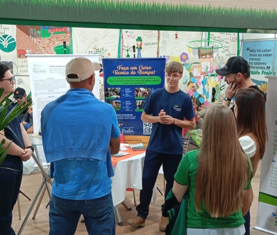 WhatsApp-Image-2026-09-05-at-14.17.20-2 Estudantes de Nova Petrópolis apresentam pesquisas sobre tecnologia e financiamento rural na Expointer