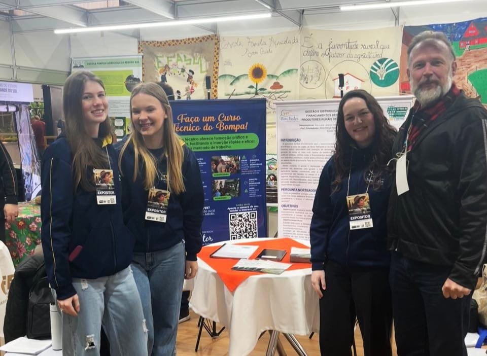 WhatsApp-Image-2026-09-05-at-14.17.21-1 Estudantes de Nova Petrópolis apresentam pesquisas sobre tecnologia e financiamento rural na Expointer